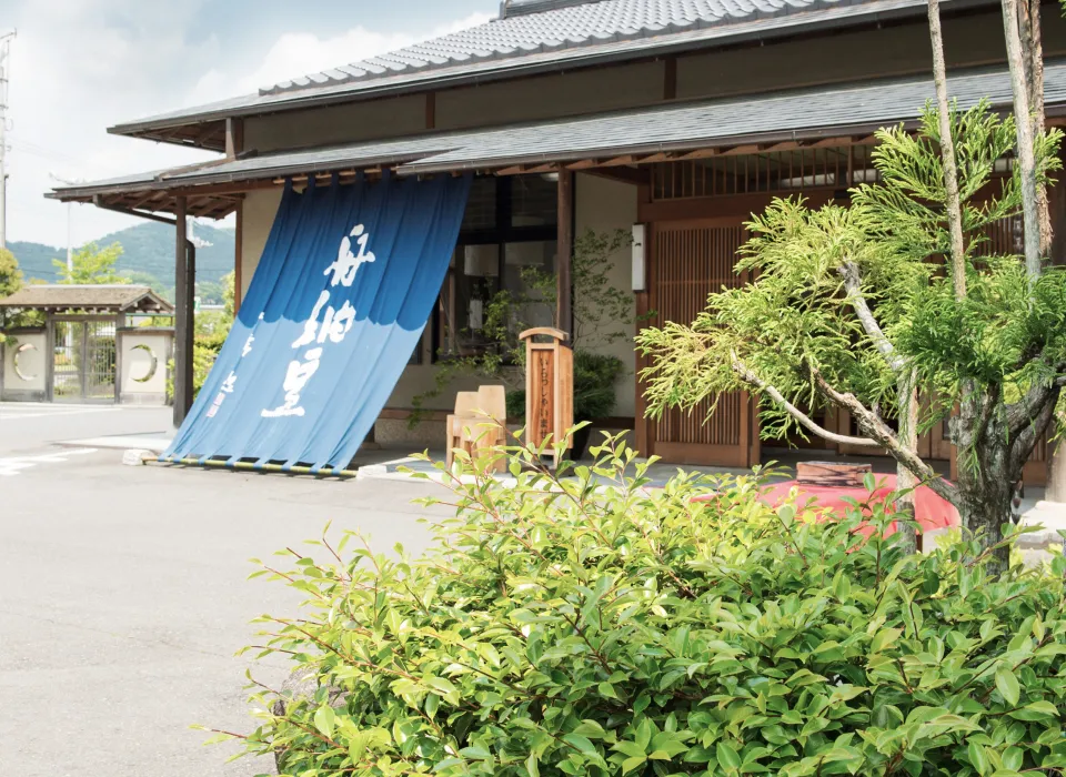 舟納豆本店の入り口のれん