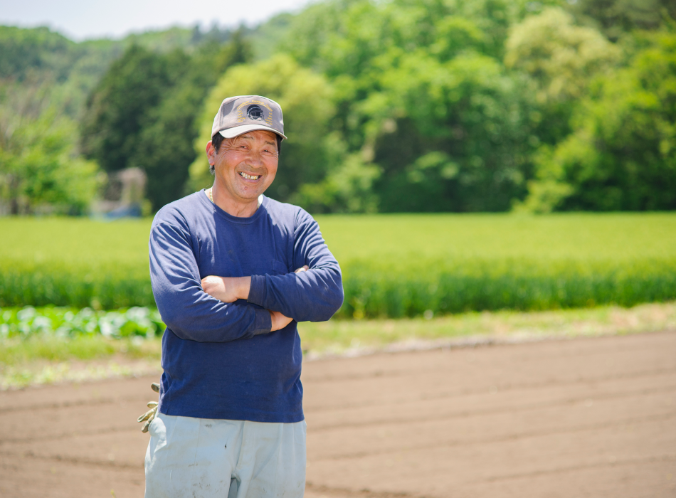 笑顔で腕を組む木村さん