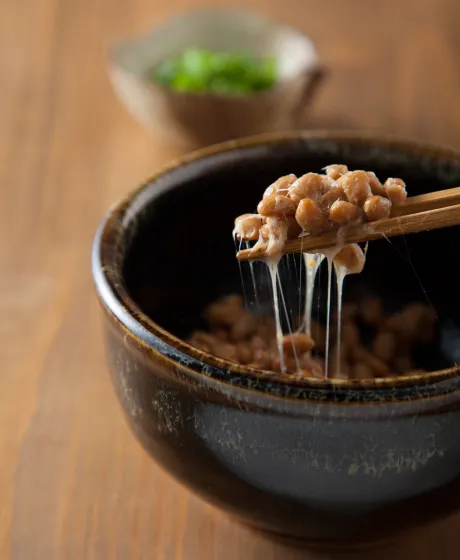 納豆をお箸で持ち上げる様子