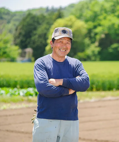 笑顔で腕を組む木村さん