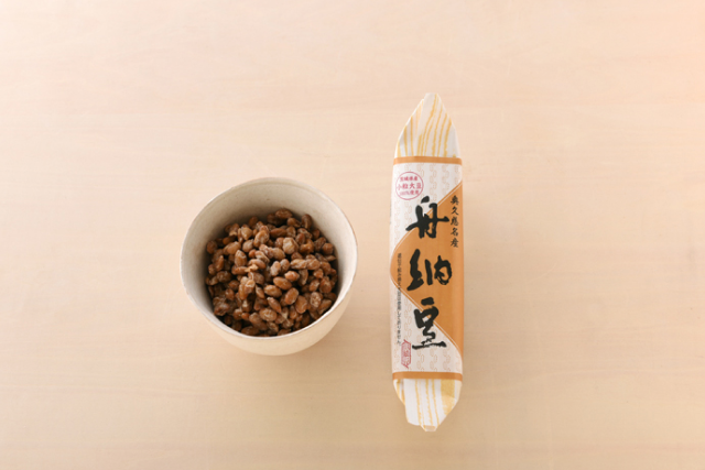 舟納豆のパッケージとお皿に盛られた納豆
