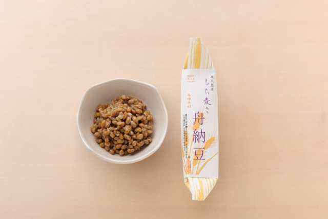 もち麦入り舟納豆のパッケージとお皿に盛られた納豆