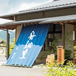 舟納豆の店舗の暖簾