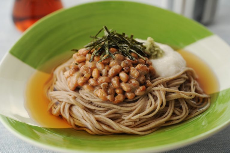 夏は涼しく冷たい、納豆そば